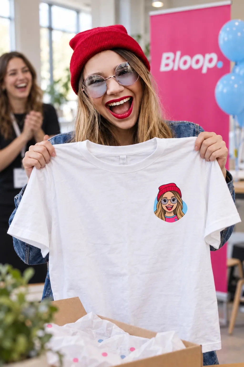 Léa déballe son t-shirt. Son portrait illustré est imprimé côté cœur, aux couleurs de Bloop.
